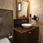 1811 Cave فندق 4*