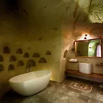 1811 Cave نفسهير