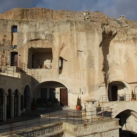 1811 Cave Hotel 4*