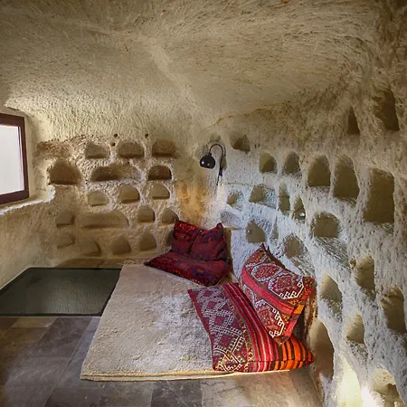 1811 Cave Hotel 4*